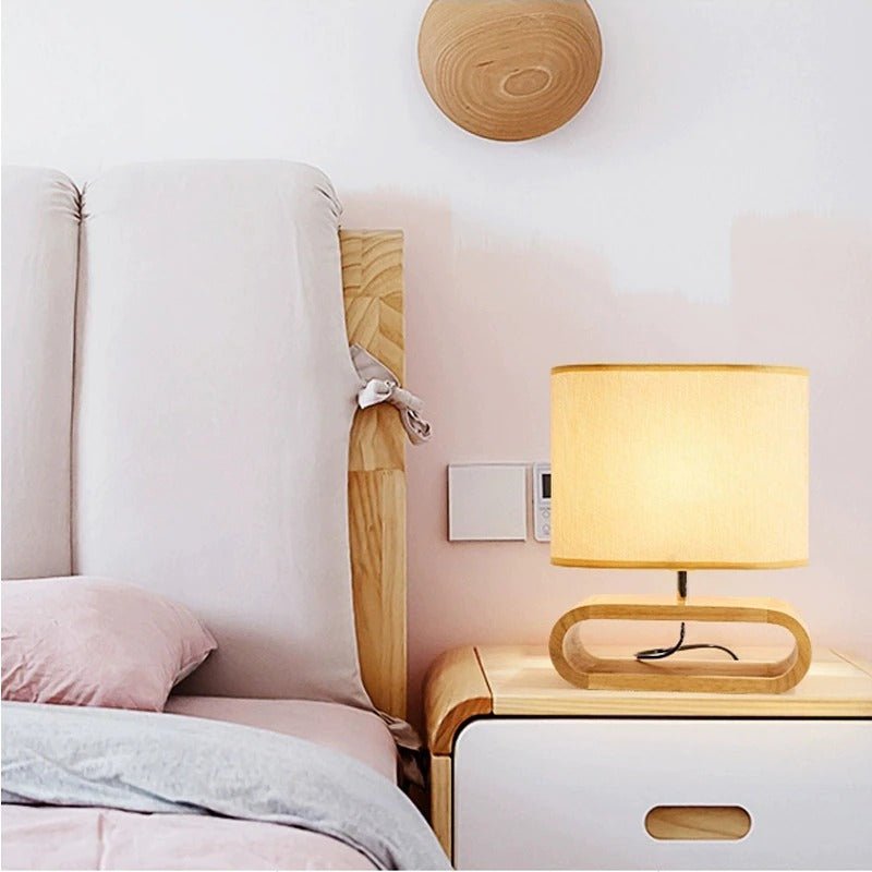 Nordische Nachttischlampe aus Holz